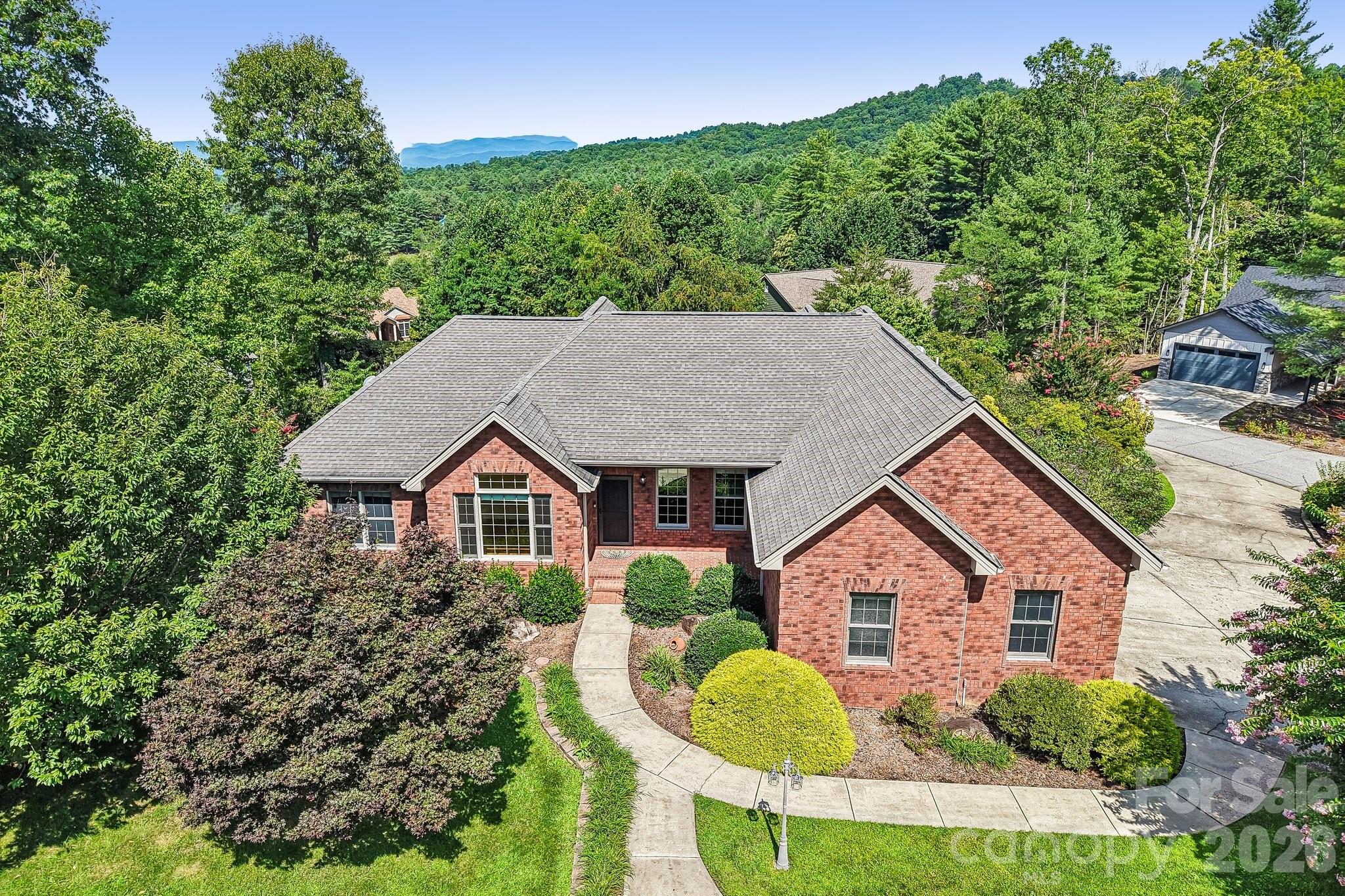 28 Tudor Crescent Court, Hendersonville