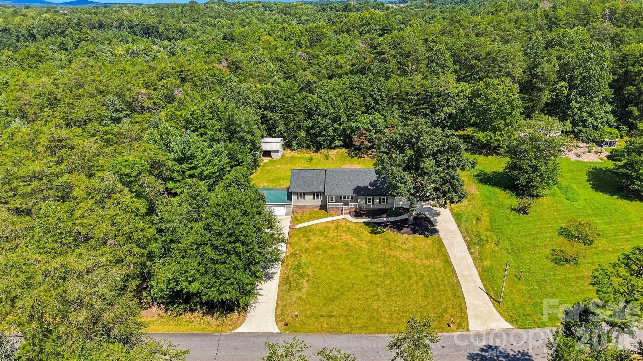 136 Cook Lane, Hickory