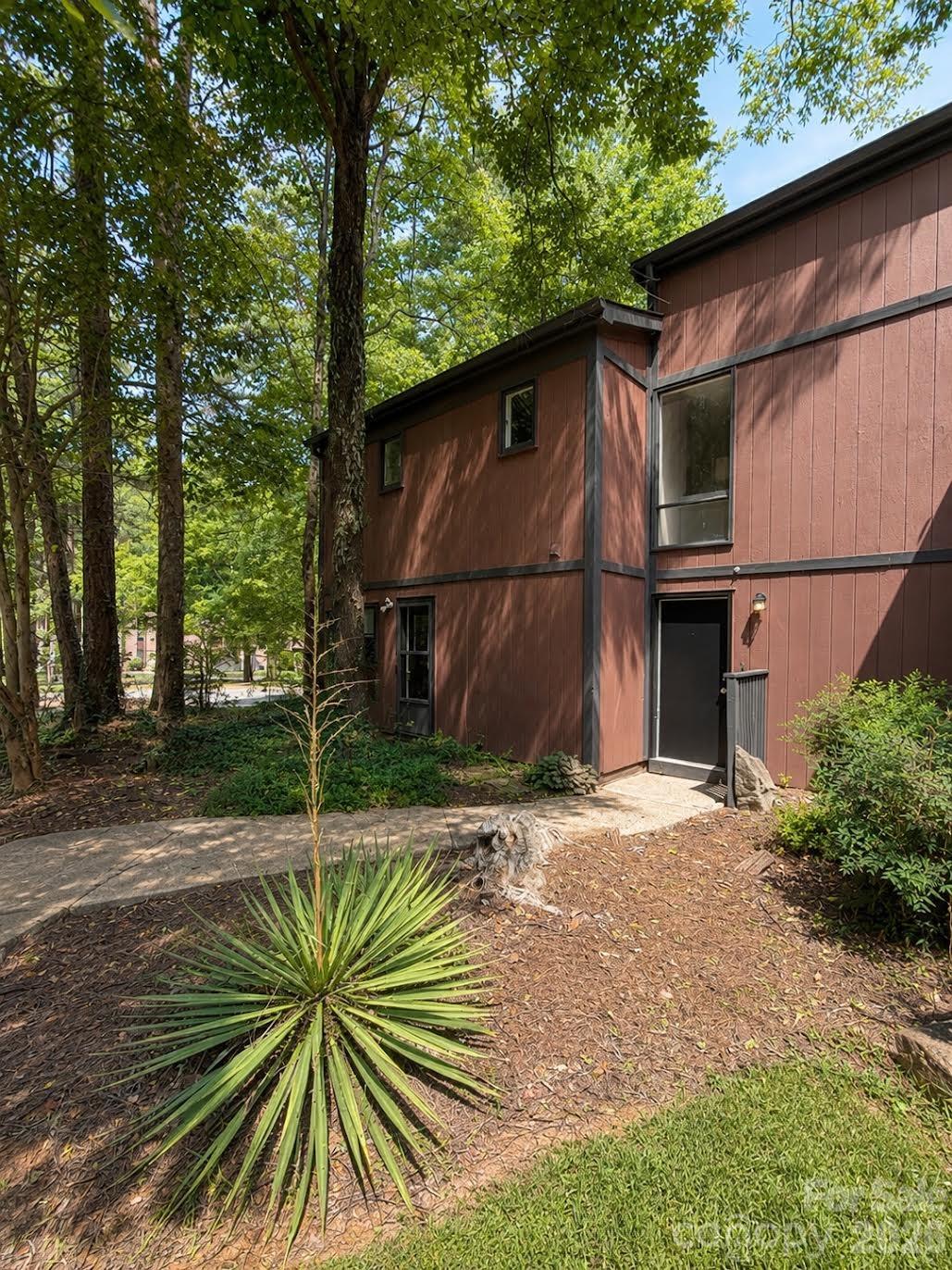 6101 honeysuckle Lane