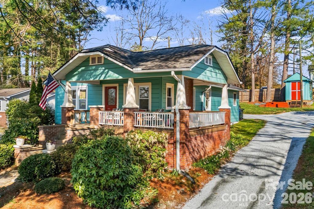 1207 Willow Road, Hendersonville