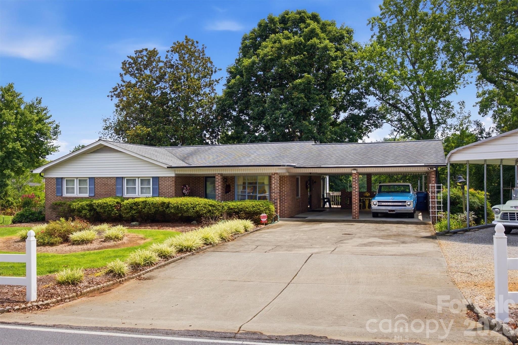 2711 Fairway Acres Circle, Lenoir