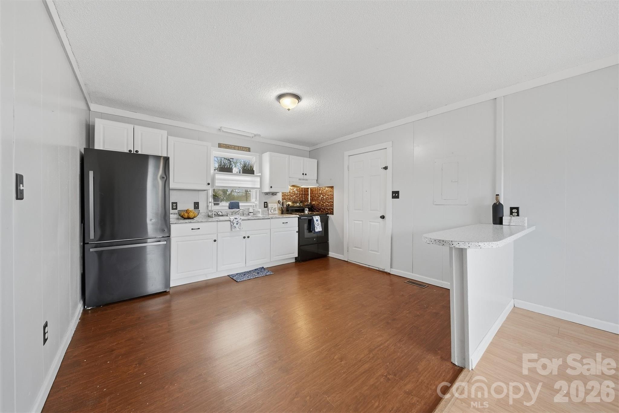 1107 N Davis Avenue
